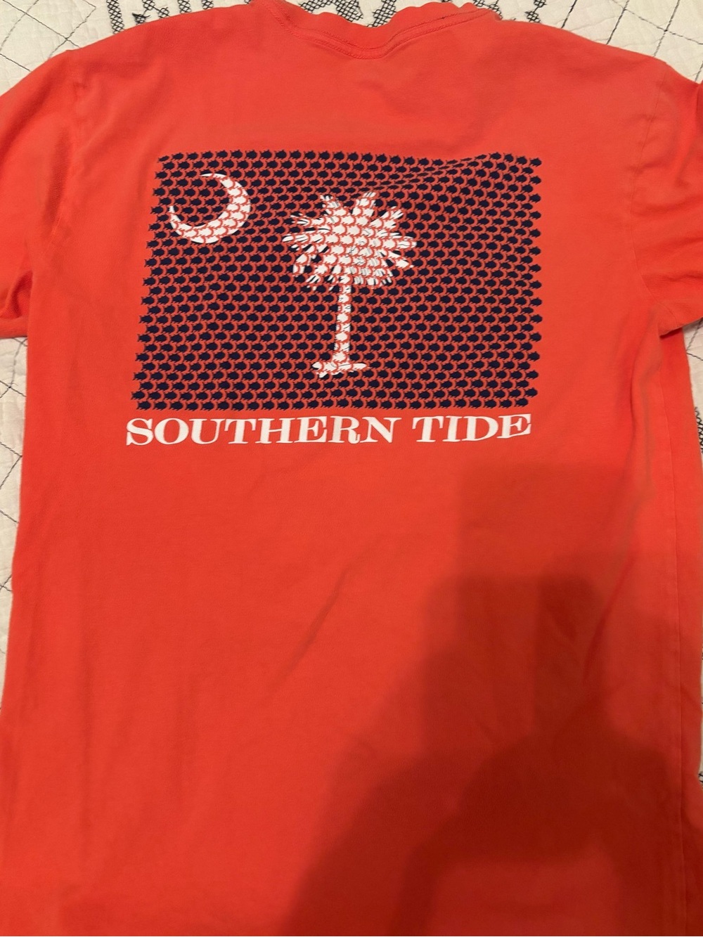 Southern Tide t-shirt South Carolina flag composed of tiny skipjack fish Tee XS